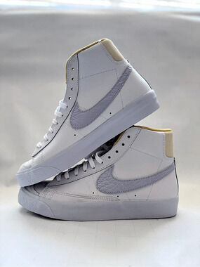 Nike Blazer Mid-Top Sneakers in White Like New